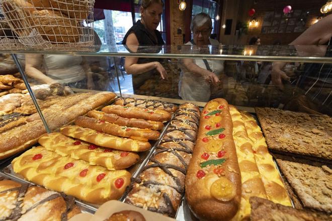 Barselona'da Sant Joan Gecesi Coşkusu: Asırlık Pastane Sokağa Taşıyor!