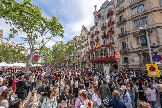 Barselona'nın Kalbi Paseo de Gràcia, Sant Jordi Festivali İçin Kitaplarla Donatılıyor