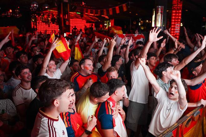 Barselona'da 'La Roja' Coşkusu: Bling Bling Dünya Kupası Yarı Finaline Ev Sahipliği Yaptı