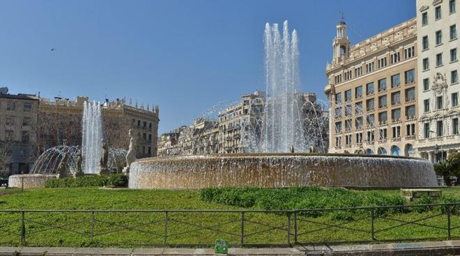 Barselona'nın Kalbi Plaza Catalunya'daki Tarihi Fıskiyeler Yeniden Hayat Buldu