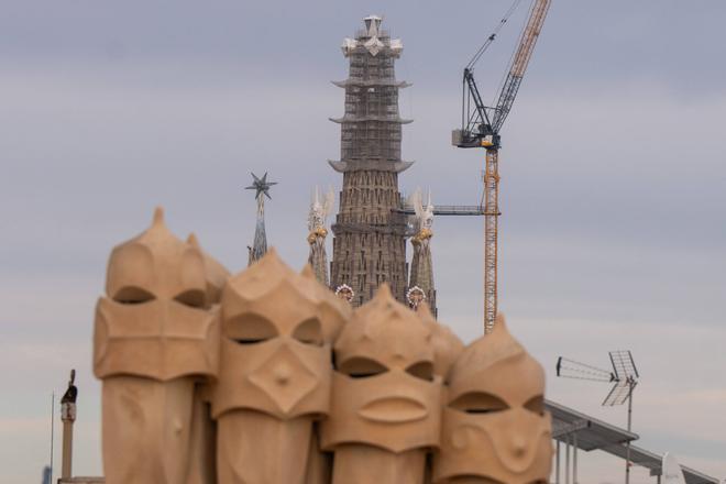 Papa León XIV'ün Ziyaretinde Gaudí'nin Mezarına Çiçek, Sagrada Família