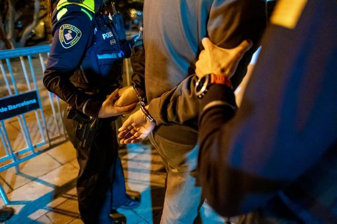 Barselona'da Vefat Eden Kadının Evini İşgal Edip Hırsızlık Yapan Şahıs Yakalandı