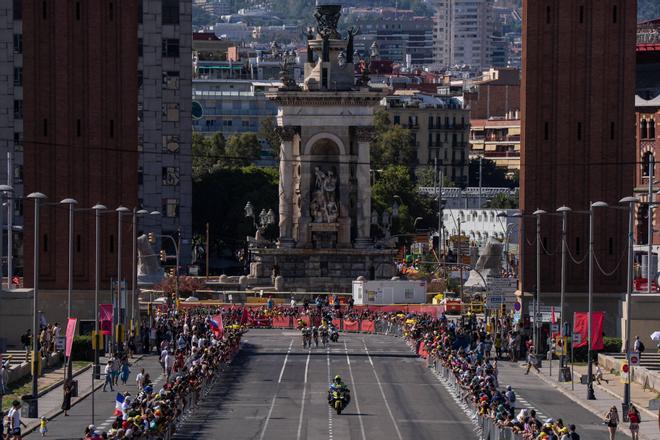 Barselona'da Tarihi An: Tour de France Başlangıcı 120 Bin Kişiyi Büyüledi