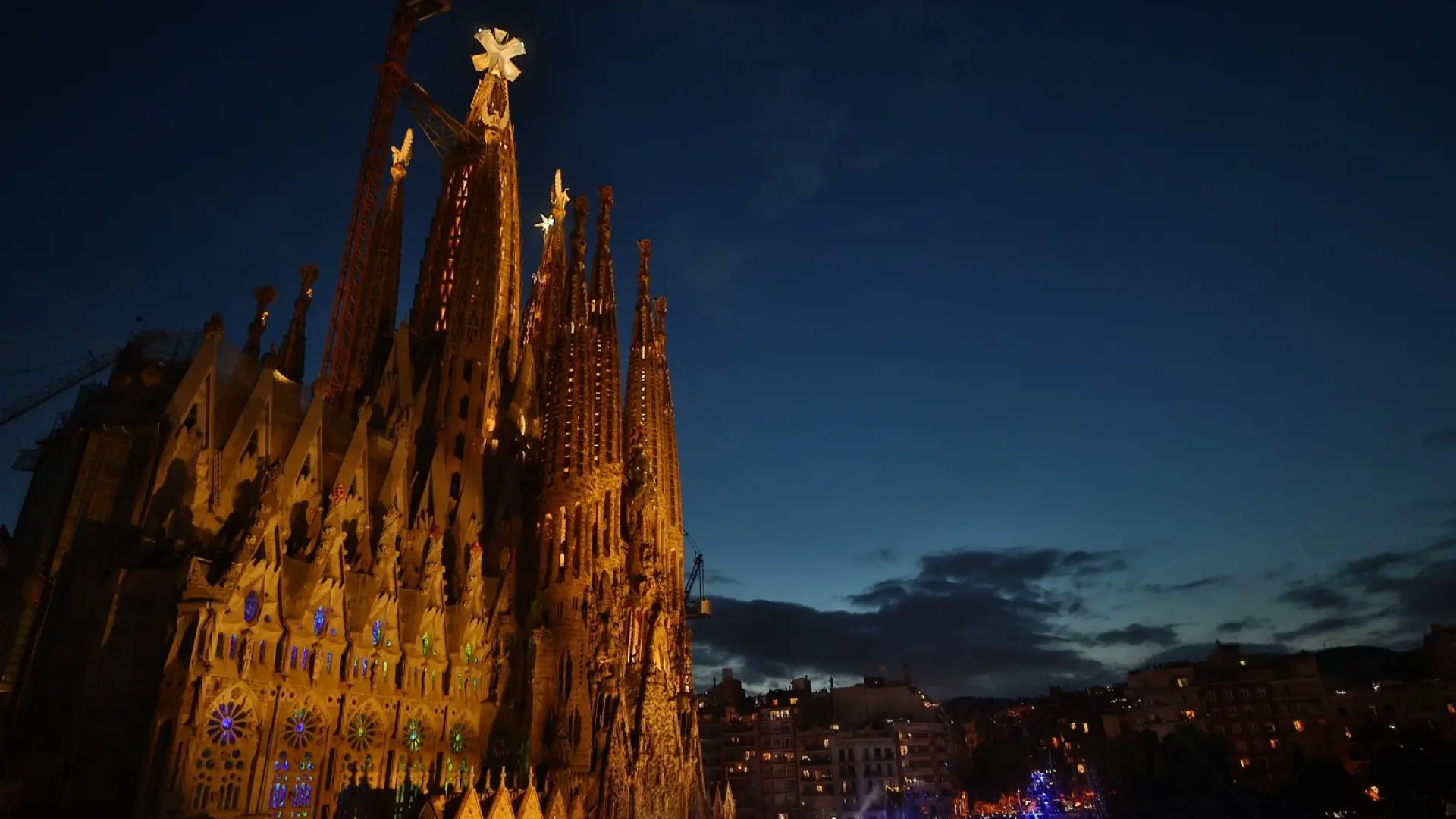 Barselona'da Tarihi An: Sagrada Familia'nın İsa Kulesi Papa Tarafından Kutsandı