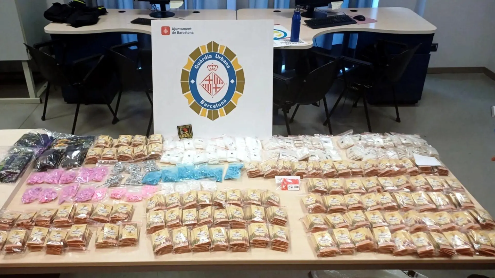 Barselona'da Bisikletli Kuryeden Şok Edici Yakalama: 4 Kilo Uyuşturucu ve Binlerce