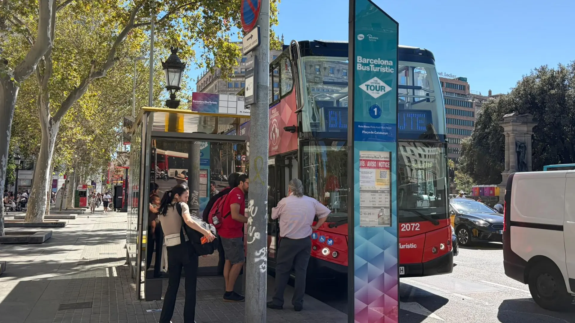 Barselona'da Tartışma Yaratan Otobüs Durakları: Yerlilere Güneş, Turistlere Gölge mi?