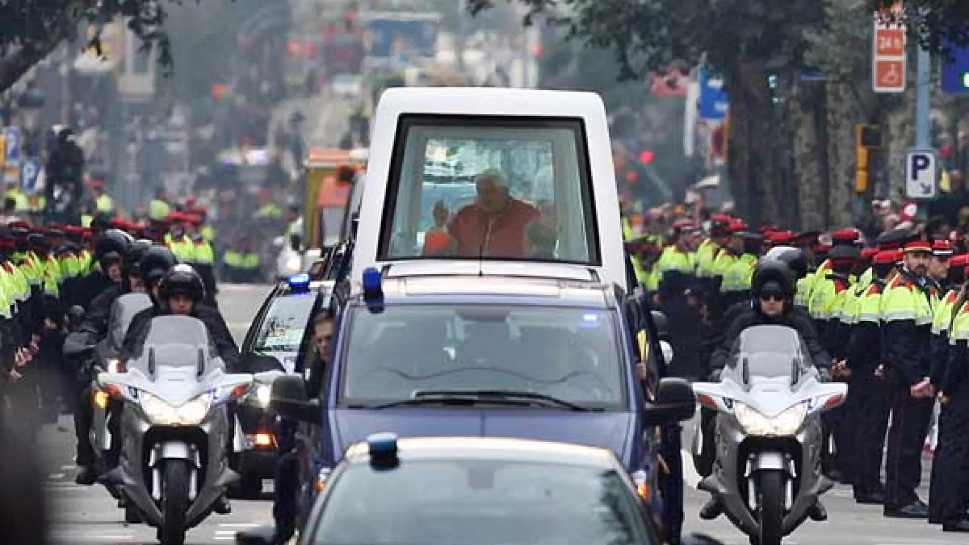 Papa Leo XIV Barselona'da: Kalabalıklardan Uzak, En İyi İzleme Noktaları ve İpuçları