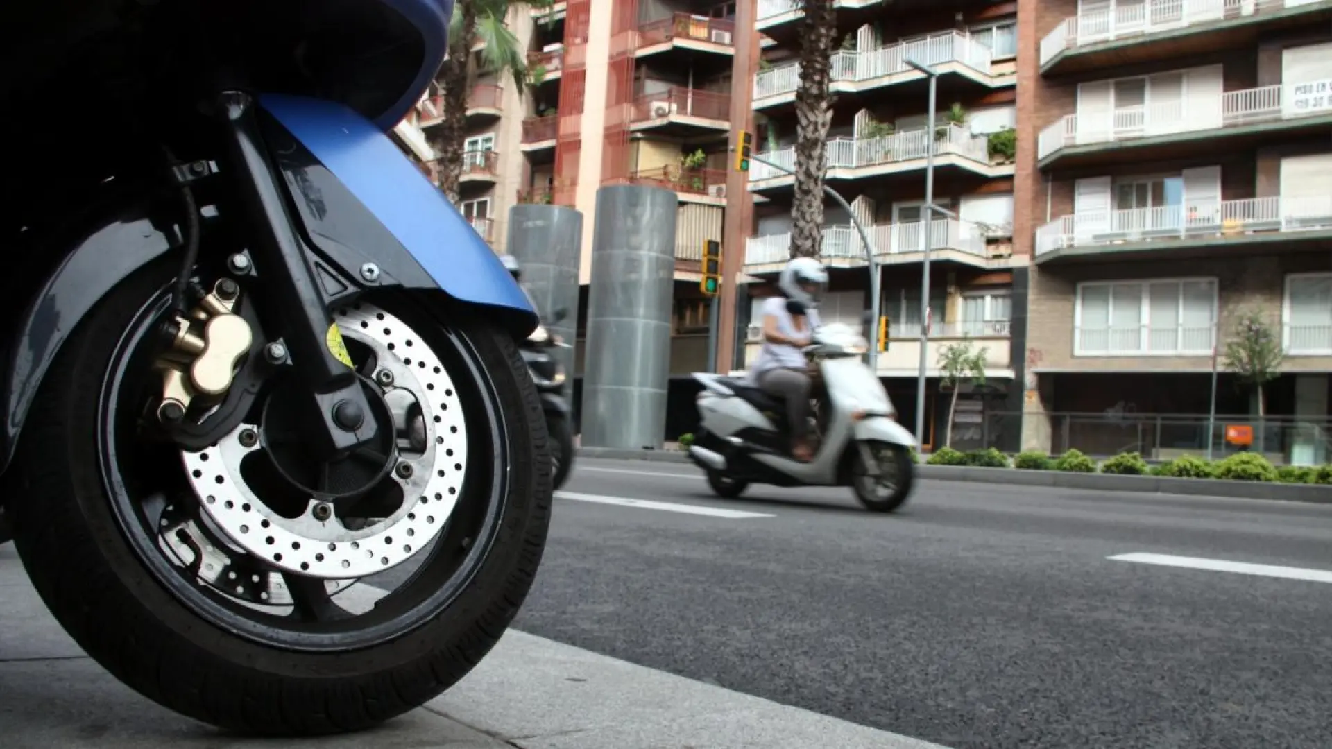 Barselona Motosiklet Güvenliğini Artırıyor: Çarpışma Amortisörleri ve Yansıtıcı