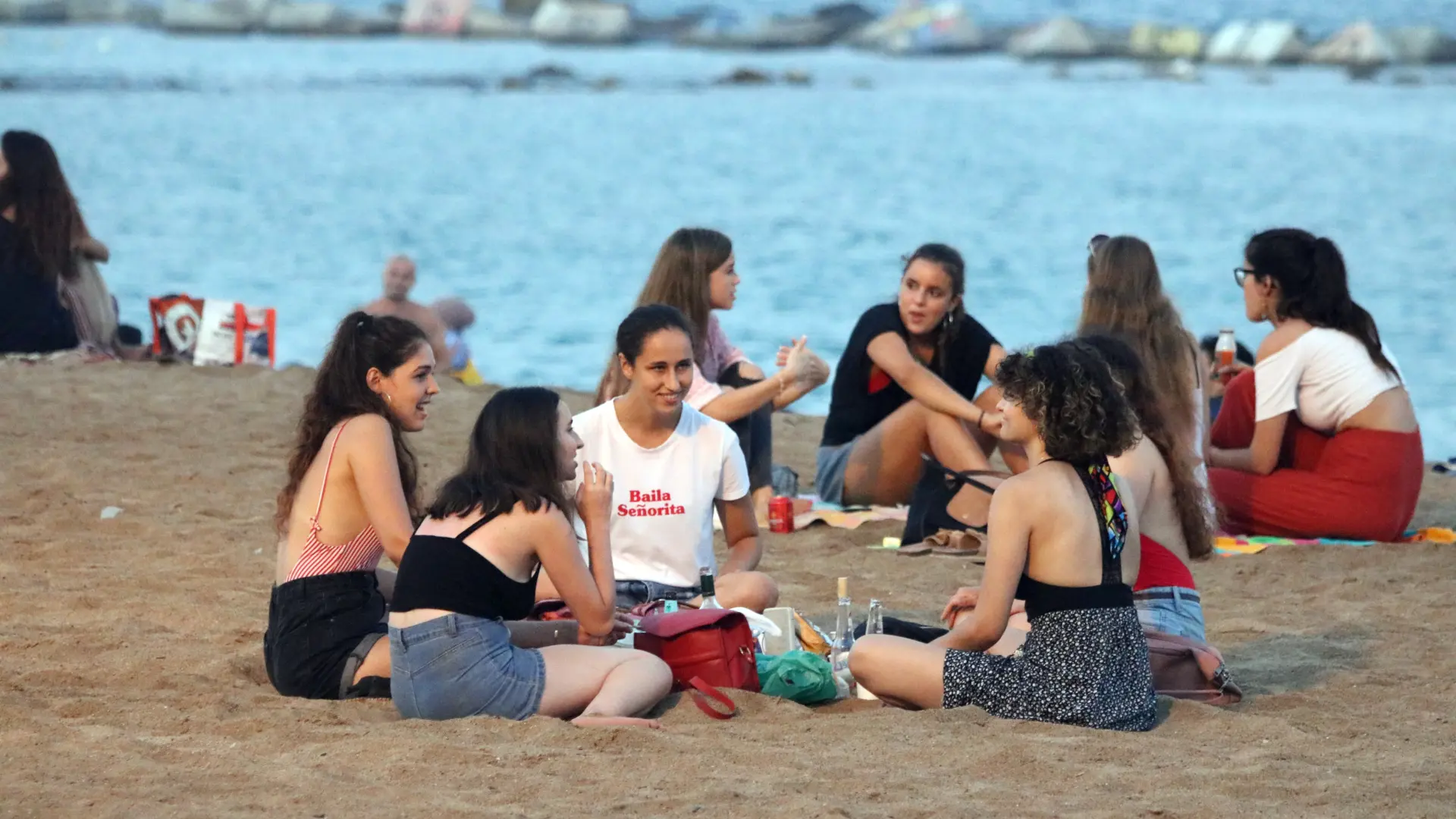 Barselona Plajlarında Yaz Sonuna Veda: Yüksek Sesli Müzik ve Alkol Tüketimine Ağır Cezalar
