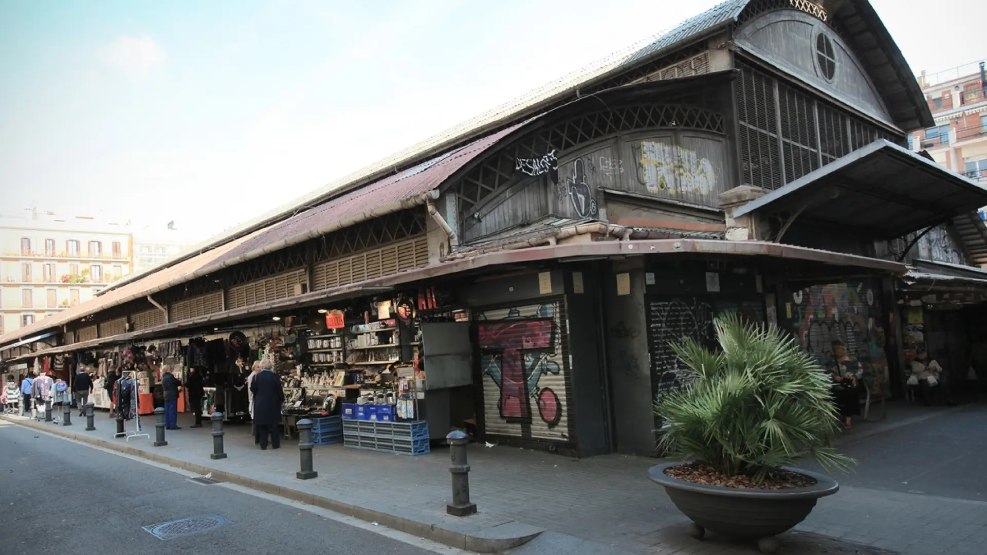 Barselona'nın Tarihi Mercat de l'Abaceria, Cam Cepheler ve Açık Bir Kalple Yeniden Doğuyor