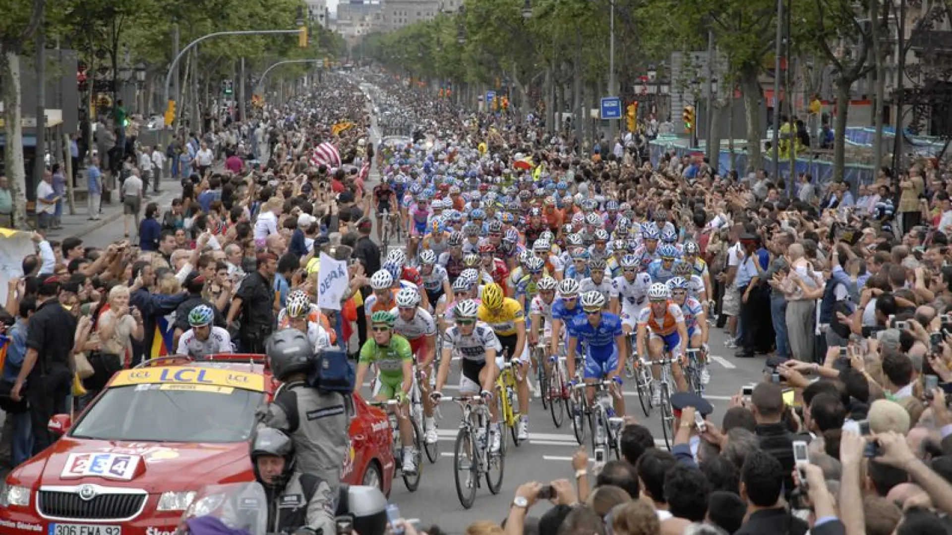 Barselona'da Tour de France Heyecanı: Takım Tanıtımı Trafiği Durduruyor