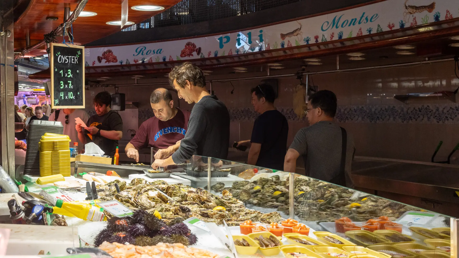 Barselona'nın Tarihi Boqueria Pazarı Dönüşümde: Turist Ürünlerine Sınır, Yerel Kimliğe