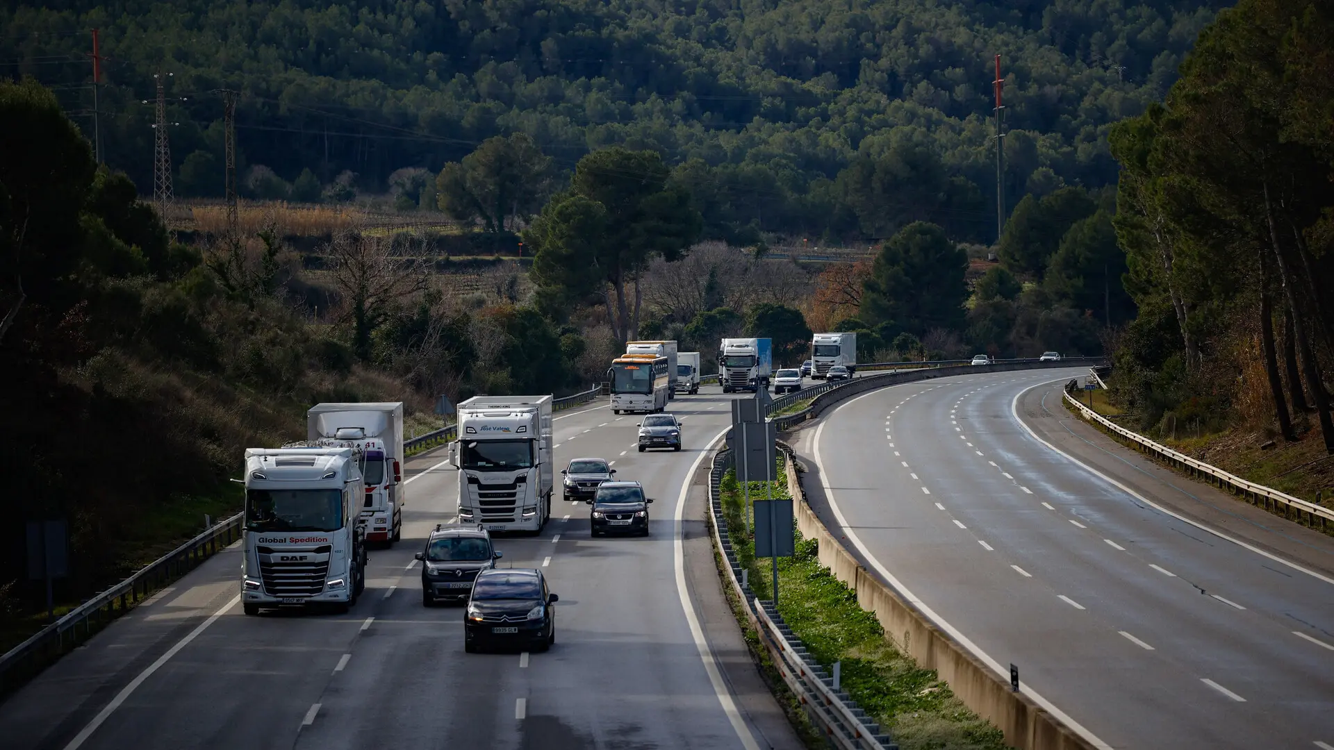 Katalonya'da Trafik Faciası: AP-7'de Kamyonun Çarptığı Yaya Hayatını Kaybetti