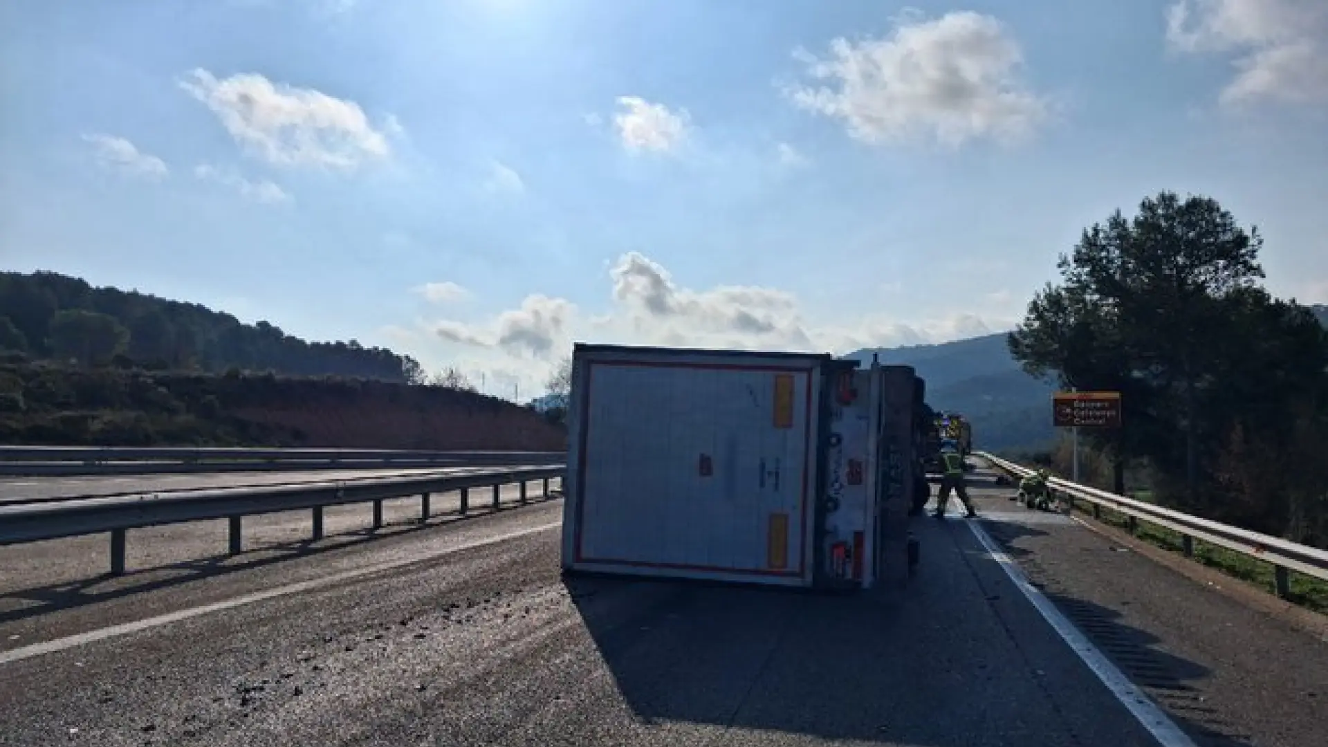 Barselona'da C-25 Karayolu Domuz Taşıyan Kamyonun Devrilmesiyle Kapandı: Trafik Felci