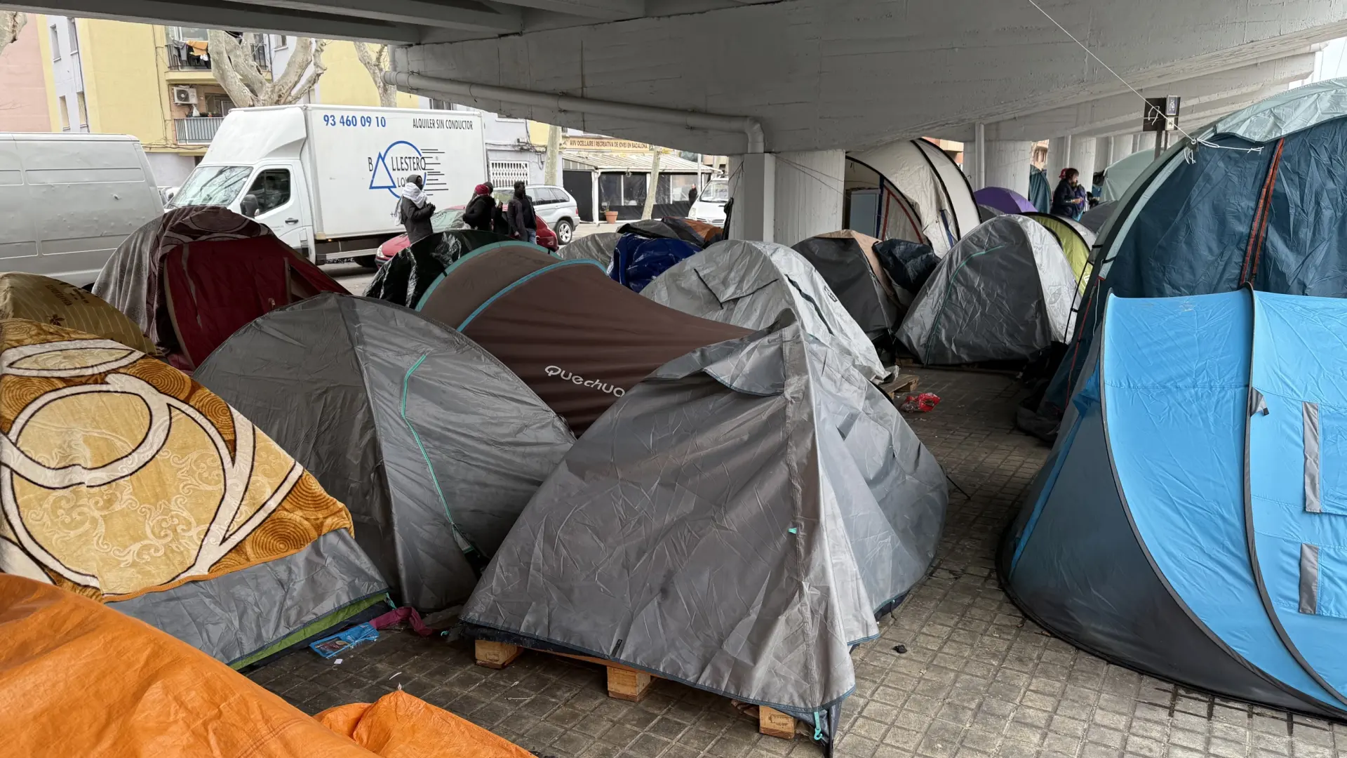 Badalona'da Evsiz Kampı Sağlık Nedeniyle Tahliye Edildi: 30 Kişi Mağdur Oldu