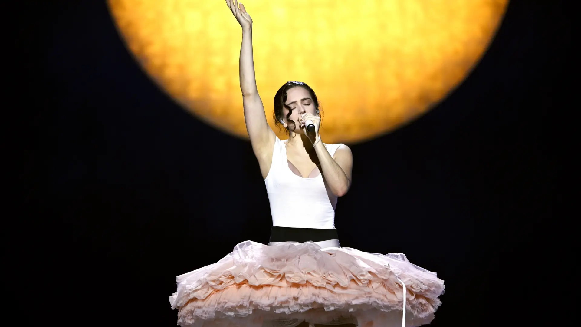 Rosalía'dan Barselona'ya Duygusal Veda: "Her Şeyimi Alt Üst Ediyorsun"