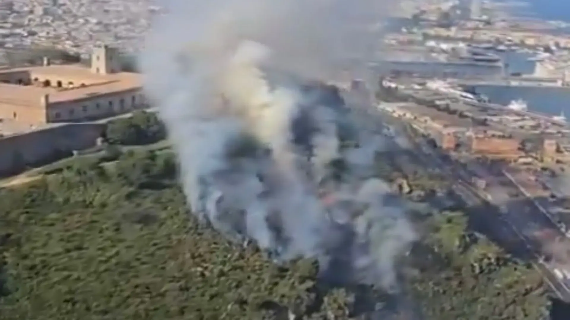 Barselona'da Montjuïc Kalesi Yangın Nedeniyle Tahliye Edildi: Rüzgar Mücadeleyi