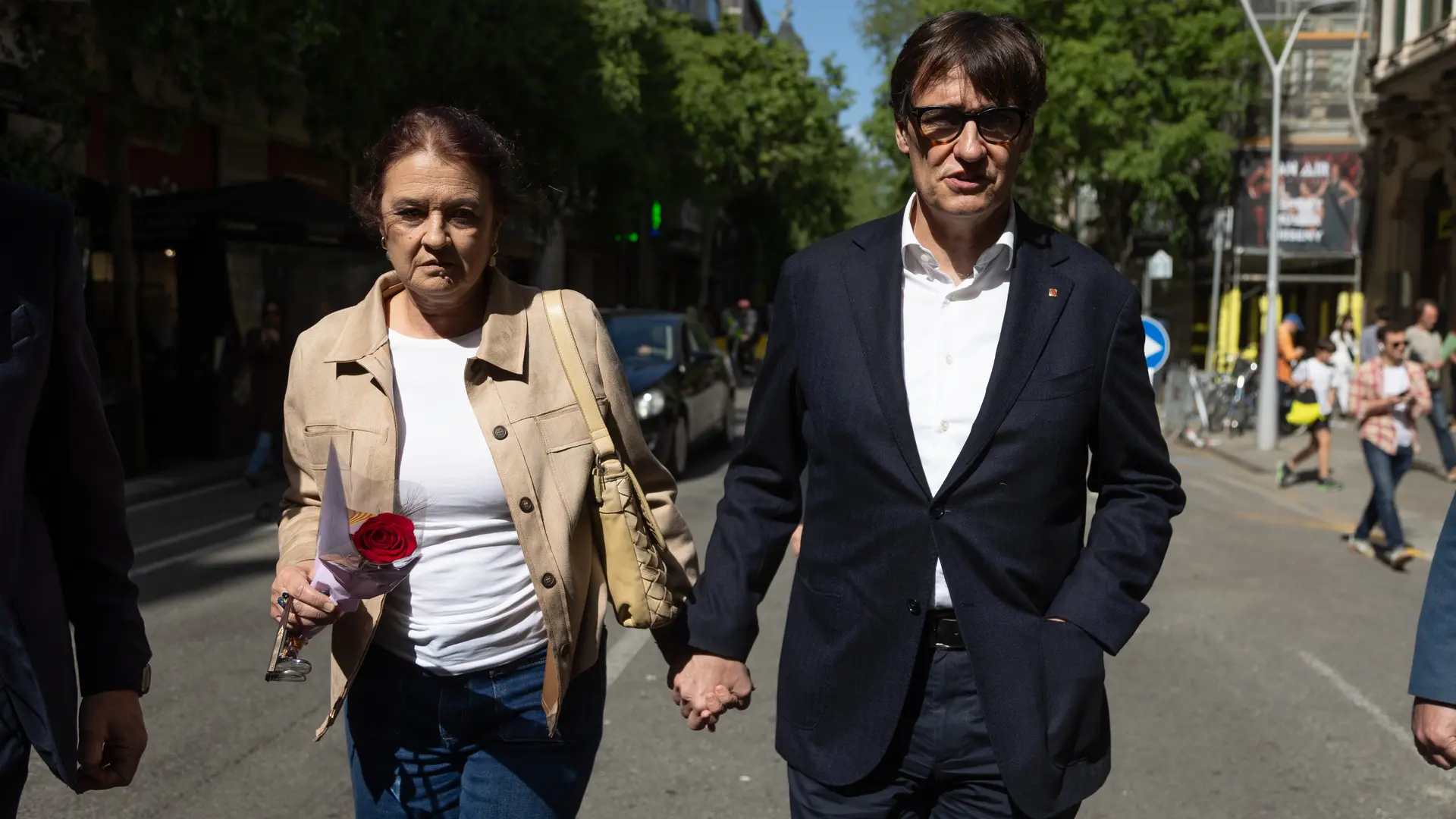 Katalonya'da Sant Jordi Coşkusu: Illa Kitap Stantlarını Ziyaret Etti