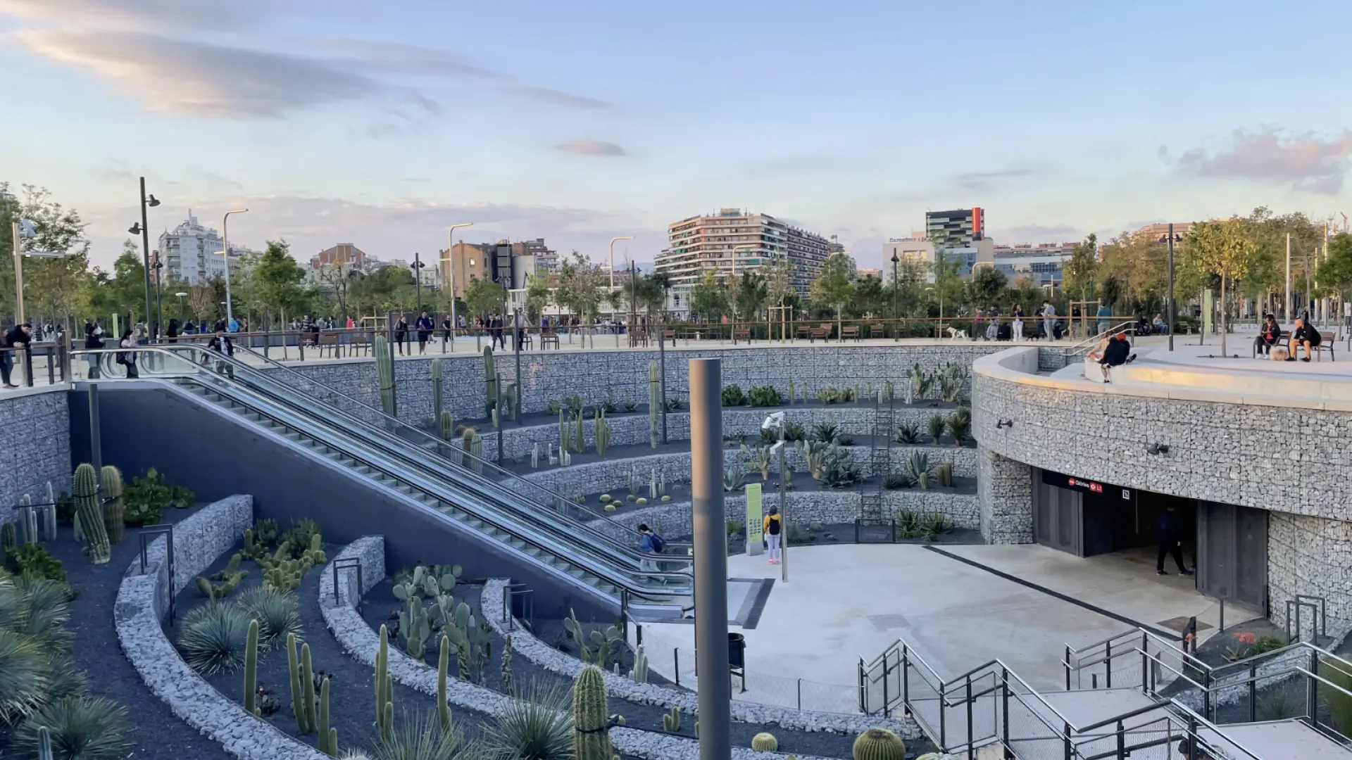 Barselona'nın En Çarpıcı Metro Durağı: Glòries, Kaktüs Bahçeleriyle Yeniden Doğdu