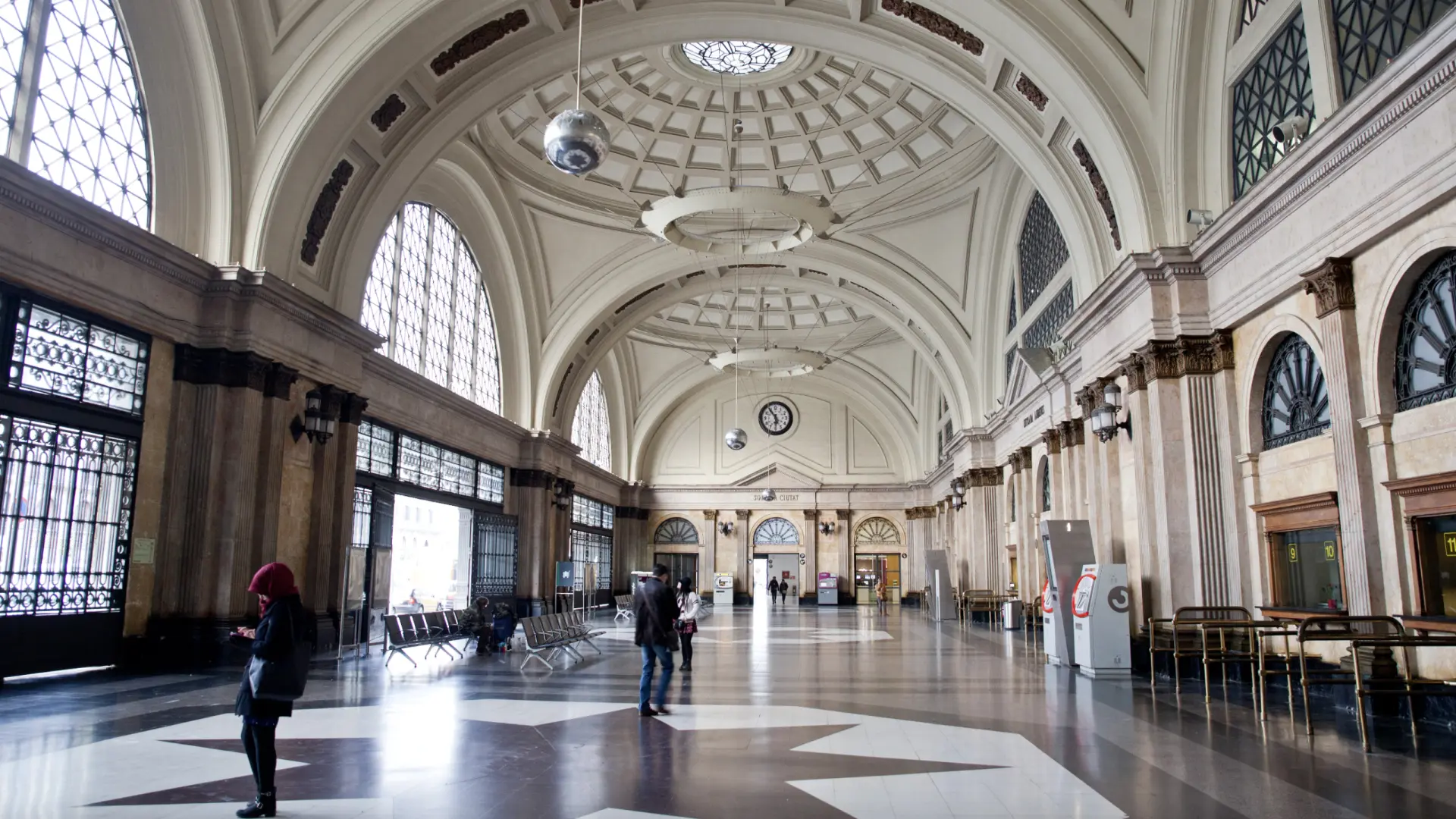 Barselona'nın Saklı Mimari Mücevheri: Estació de França'nın Paris Orsay ile Benzerliği