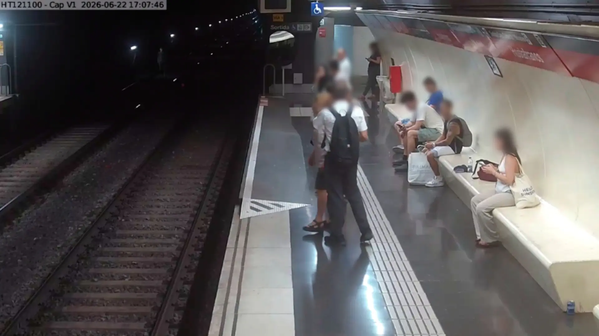 Barselona Metrosu'nda Altın Zincir Kapkaççıları Yakalandı: Biri Raylara Atladı!