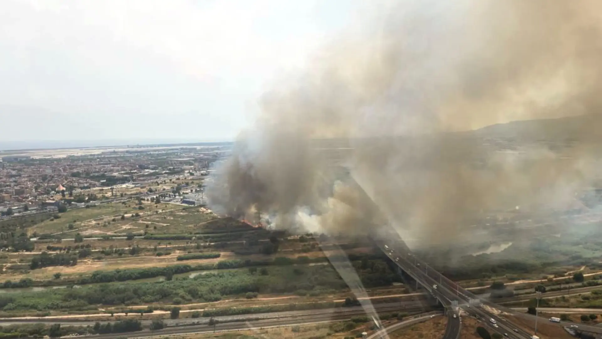 El Prat de Llobregat'ta Sazlık Yangını: Yollar Kapatıldı, 4 Hektar Kül Oldu