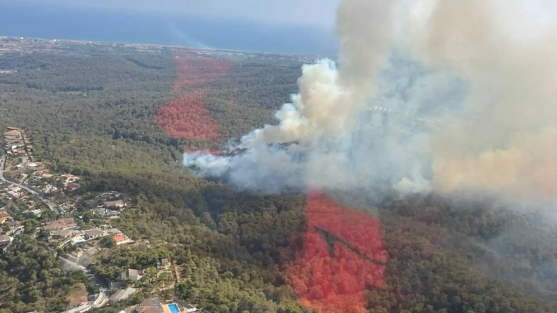 Barselona'da Yangın Alarmı: 2.500 Kişi Yerleşim Birimlerinde Mahsur Kaldı
