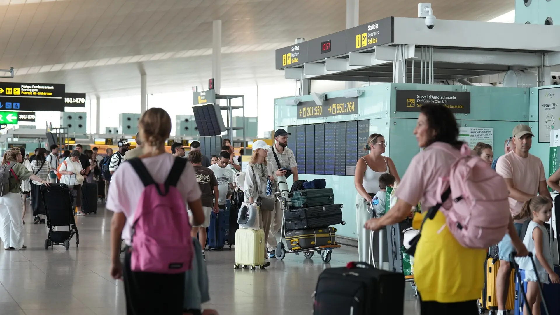 Barselona El Prat Havalimanı'nda Elektrik Kesintisi Faaliyetleri Durdurdu: Büyük