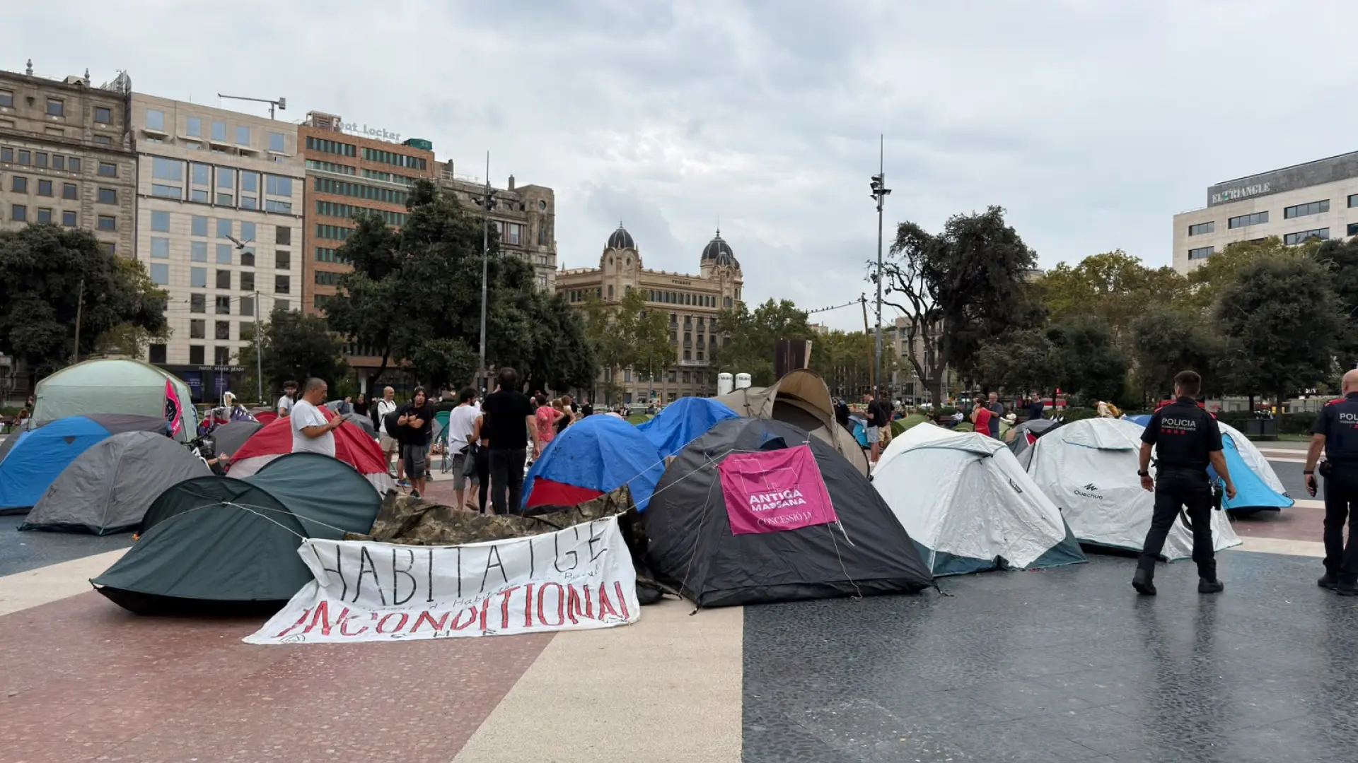 Barselona'da Konut Krizi Derinleşiyor: Plaza Catalunya'da Çadırlar Çözüm Bekliyor