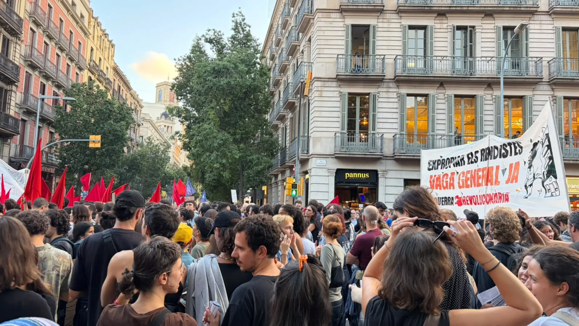 Barselona'da Konut Krizi Büyüyor: Kiracılar Grev ve Seçim Talebiyle Sokaklarda
