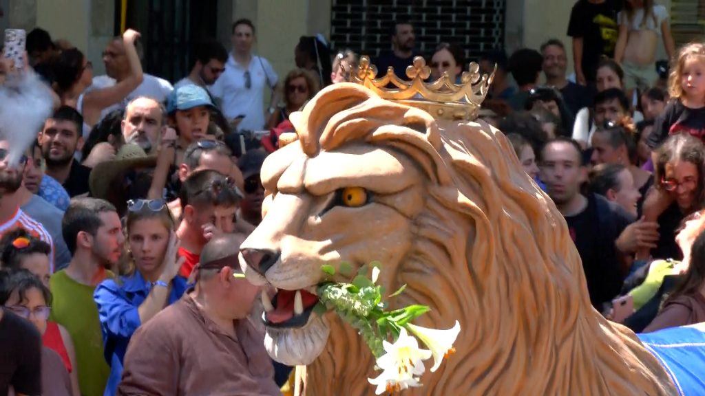 Barselona'nın Gràcia Semtinde Devler Geçidi: Geleneksel Festivallerin Kalbi