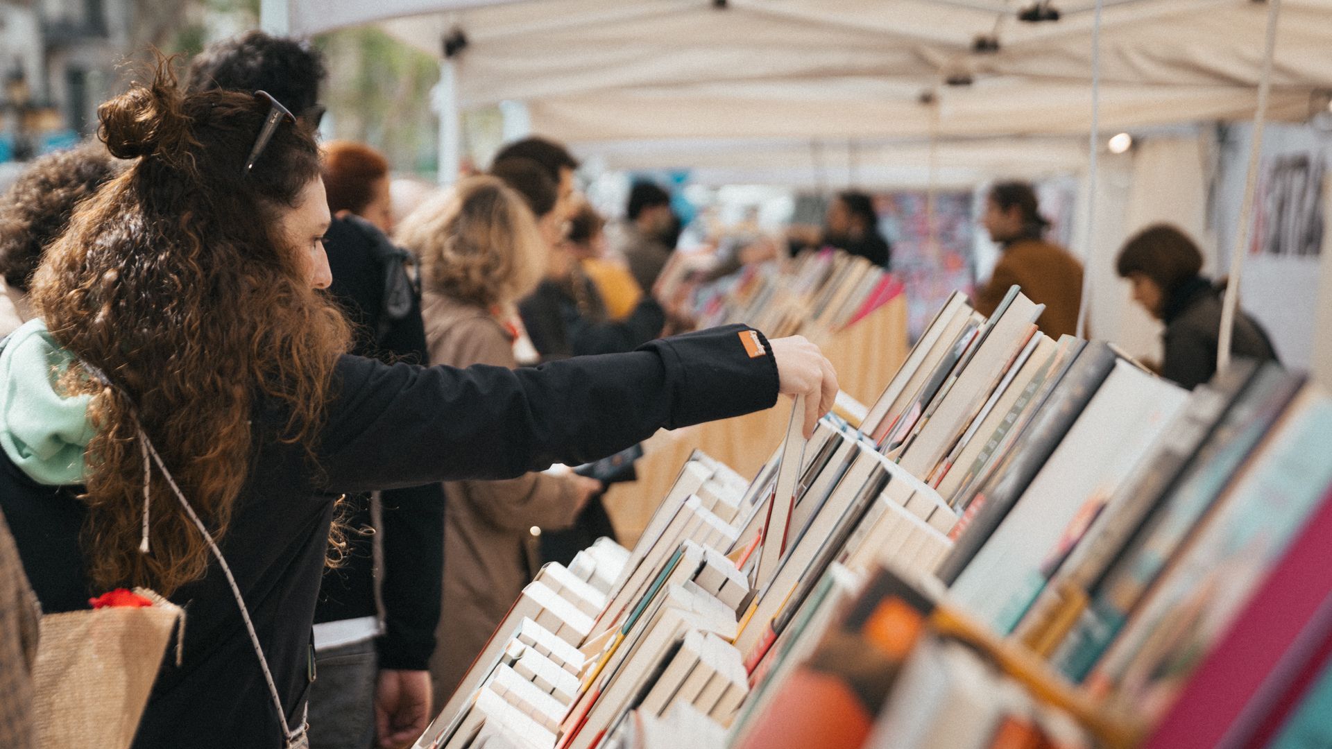 Barselona'nın Nou Barris Bölgesi, Sant Jordi 2026 Kutlamalarıyla Kitap ve Güllerle