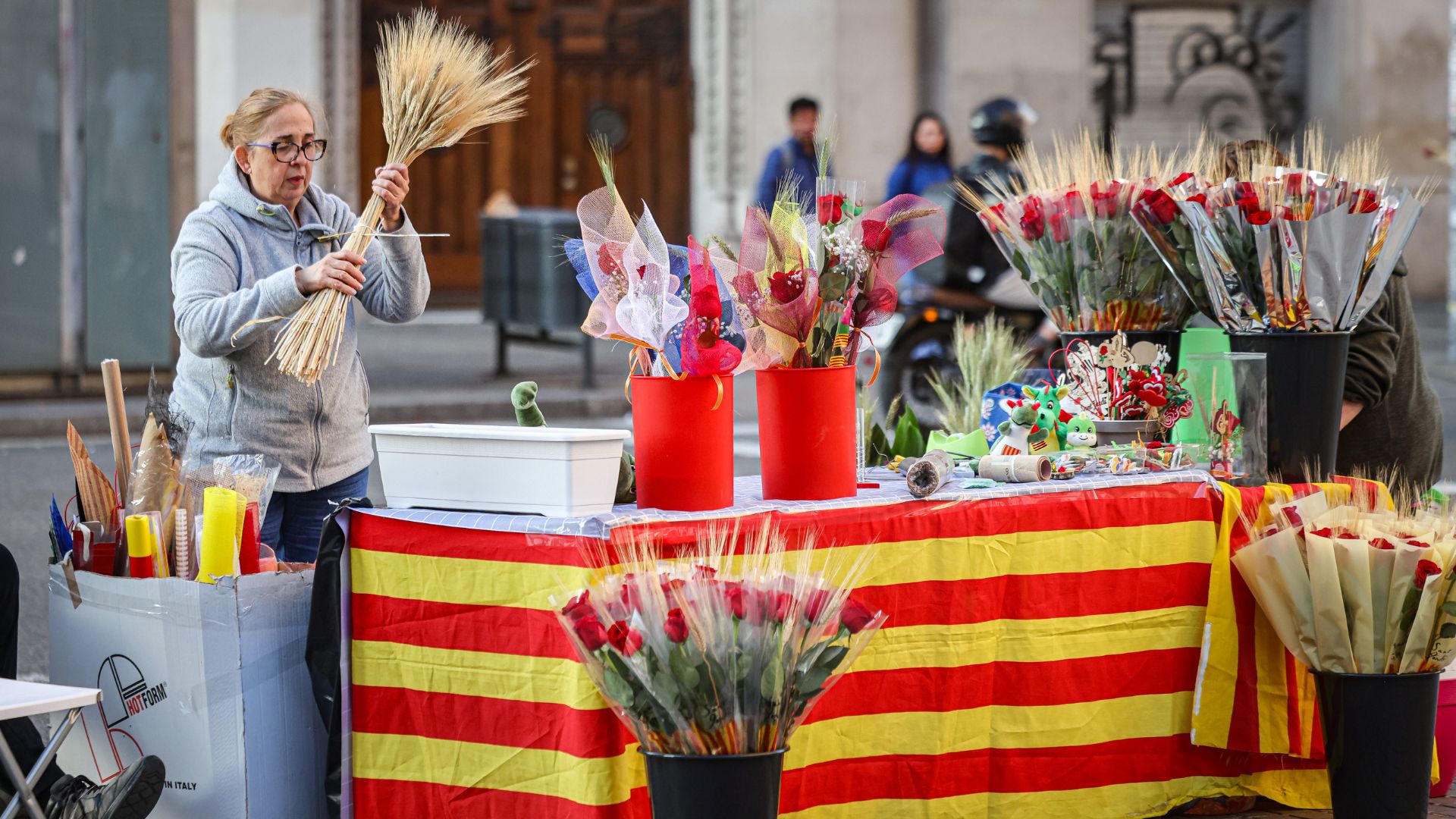 Sant Jordi Günü'nde Aşırı Gül Standı Arzı Barselona'yı Endişelendiriyor