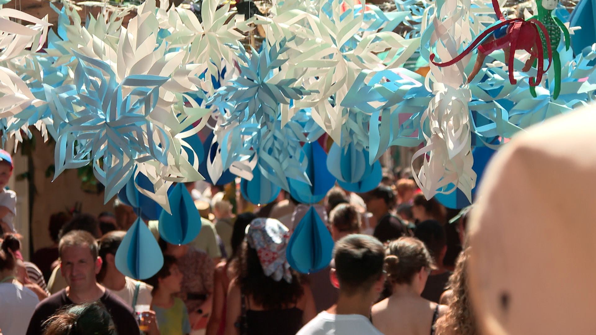 Barselona'nın Gràcia Mahallesi 2026 Festivali'ne Hazır: Sokaklar Hangi Temalarla