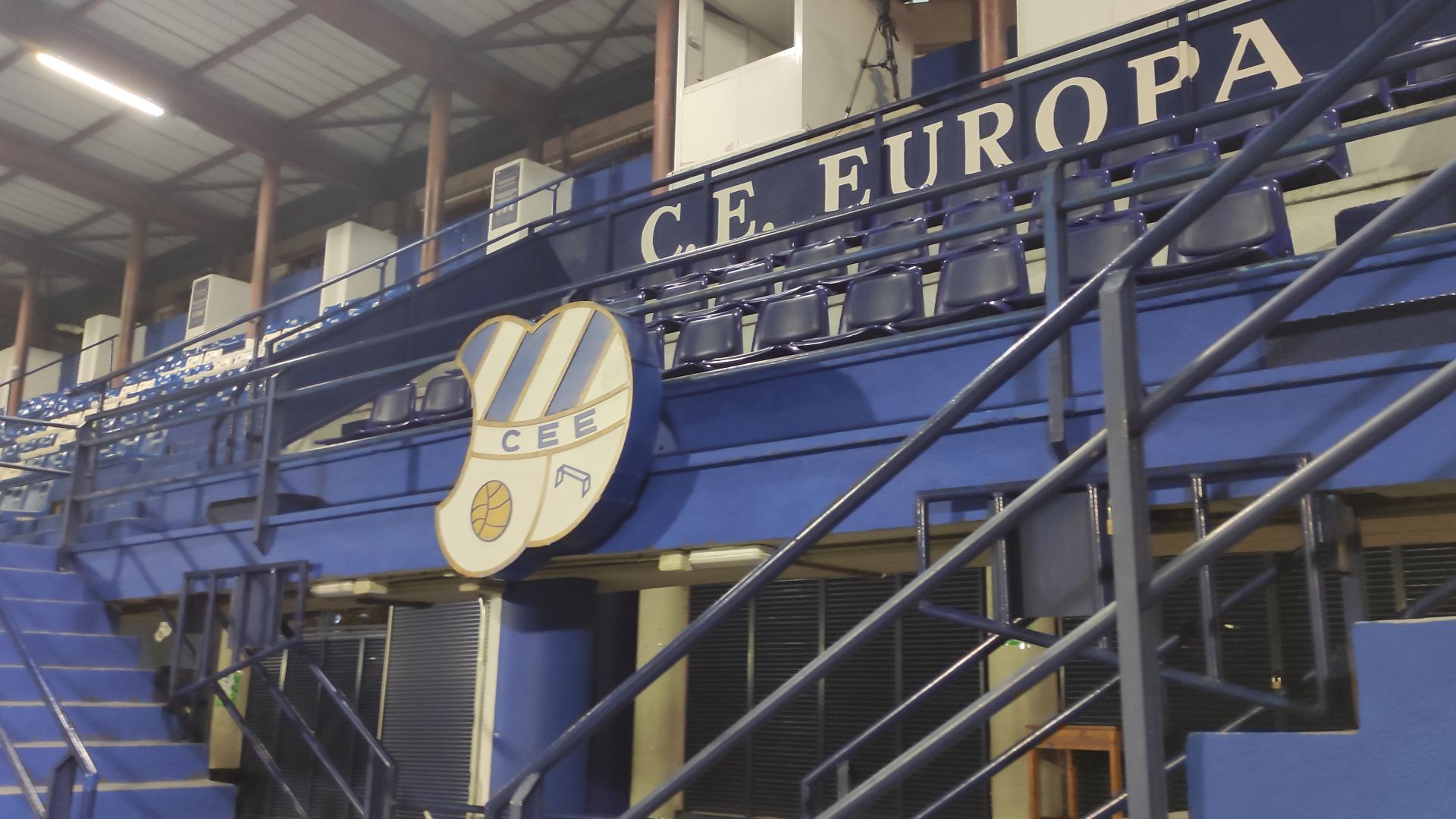 Barselona'da Futbol Krizi: CE Europa, Doğal Çim Sorunu Nedeniyle Ligden Çekilmeyi