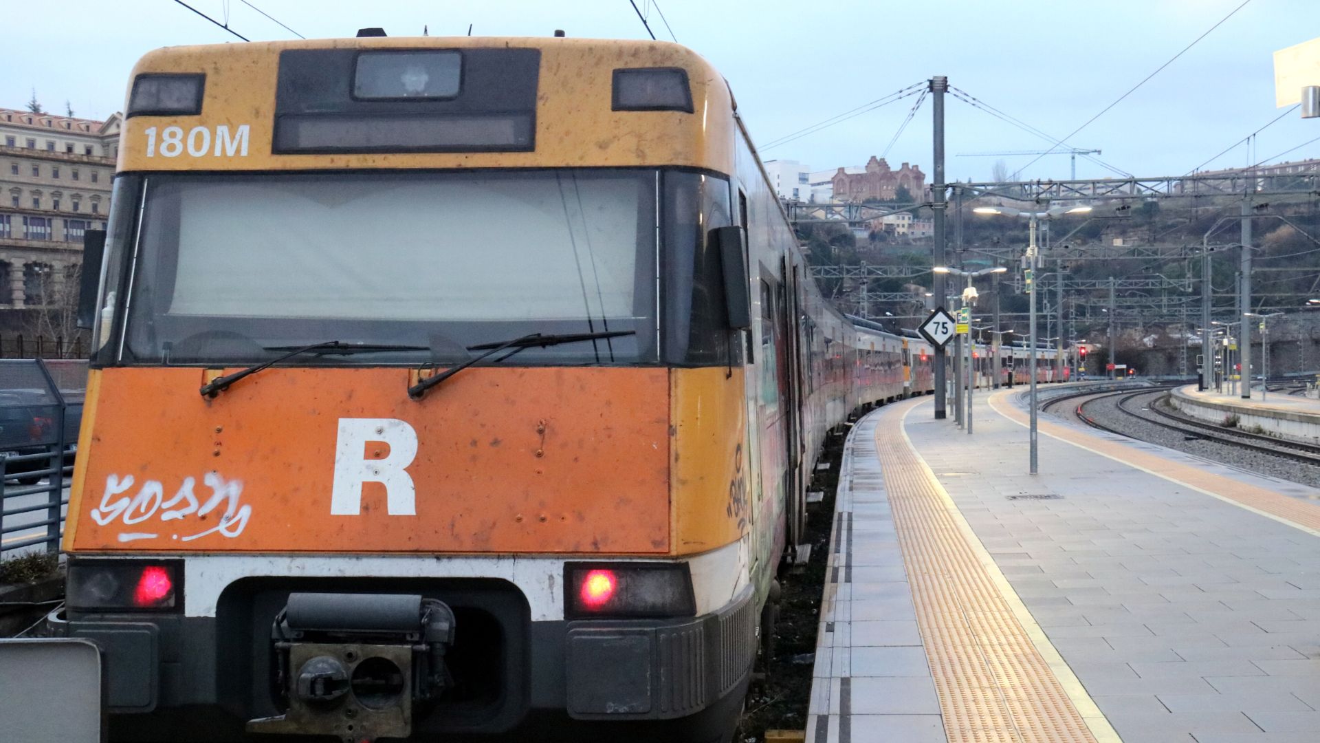 Barselona Yakınlarında Feci Kaza: Rodalies Tren Seferleri Durdu, Bölgede Ulaşım Felç Oldu