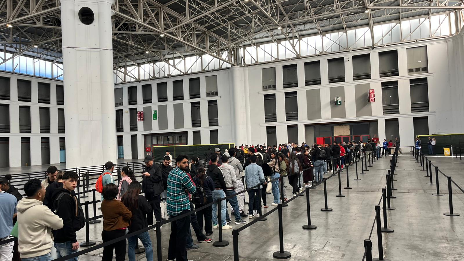 Barselona'da Göçmen Düzenlemesi Krizi: BComú, Belediyeyi 'Geç ve Eksik' Kalmakla