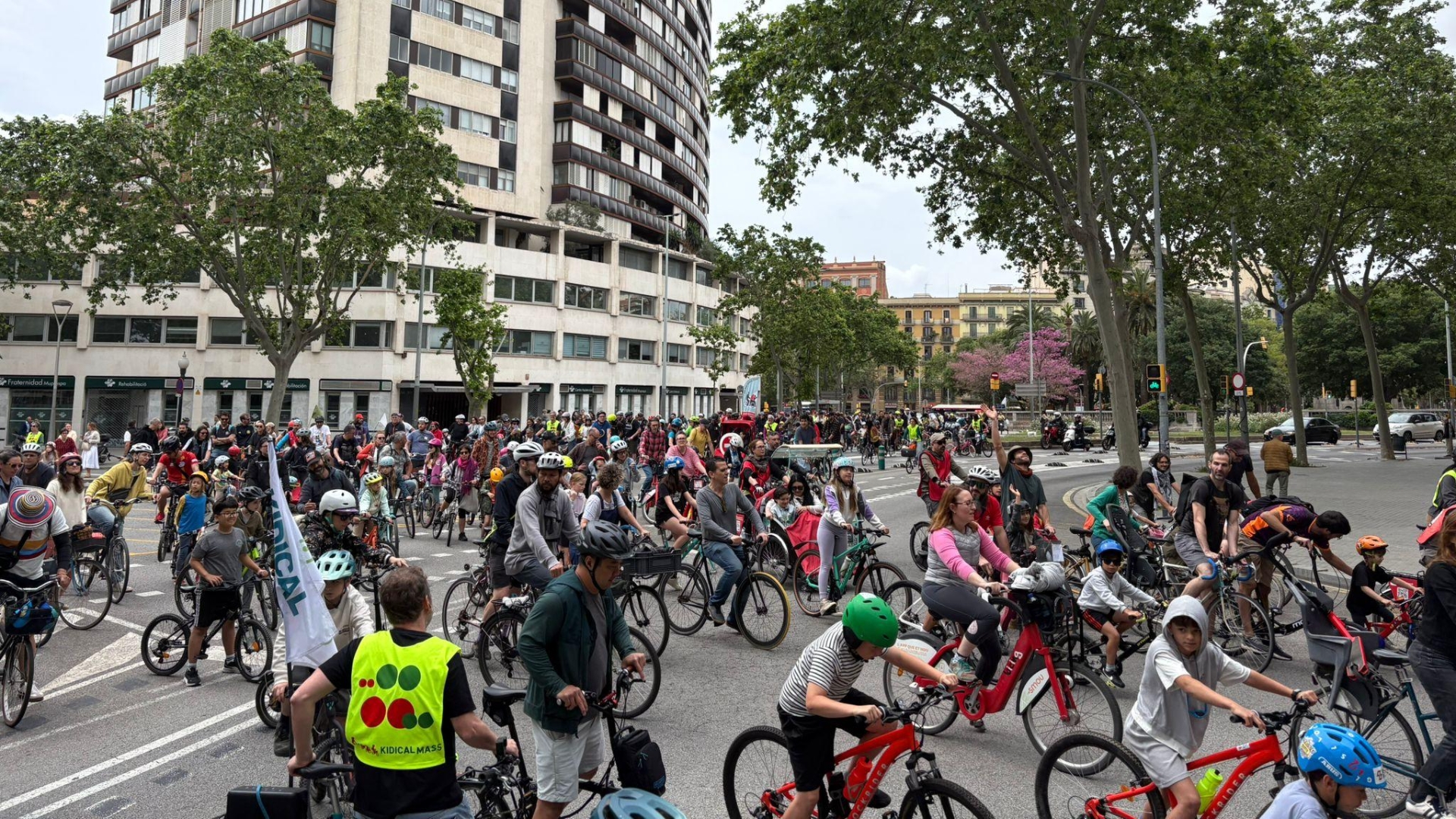 Barselona'da Çocukların Güvenli Bisiklet Hakkı İçin 2 Bin Kişilik Dev Pedal Sesi