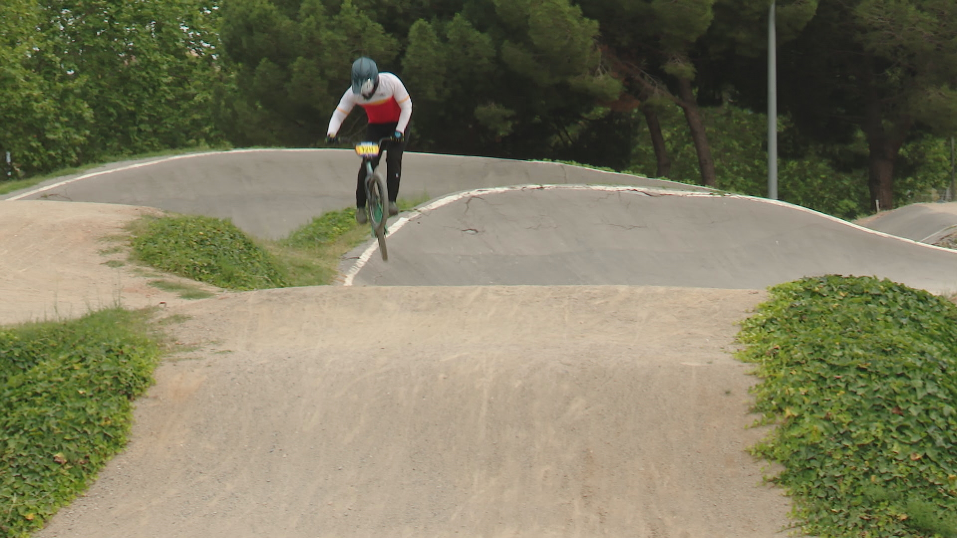 Barselona'da BMX Kulübü İsyan Etti: Veliler Küreklerle Tesisleri Onarıyor!