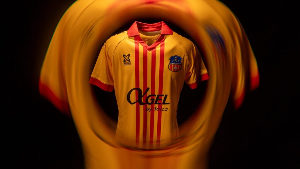 Sant Andreu'dan Tarihe Saygı Duruşu: Munich İmzalı Retro Forma ile Primera RFEF'e Merhaba