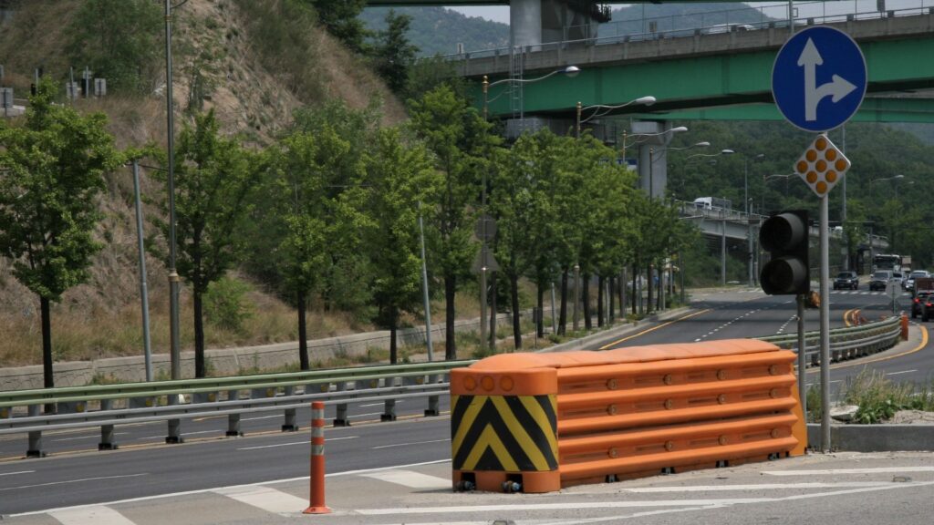Barselona'dan Motosikletlilere Özel Güvenlik Hamlesi: Darbe Emiciler ve Tehlike