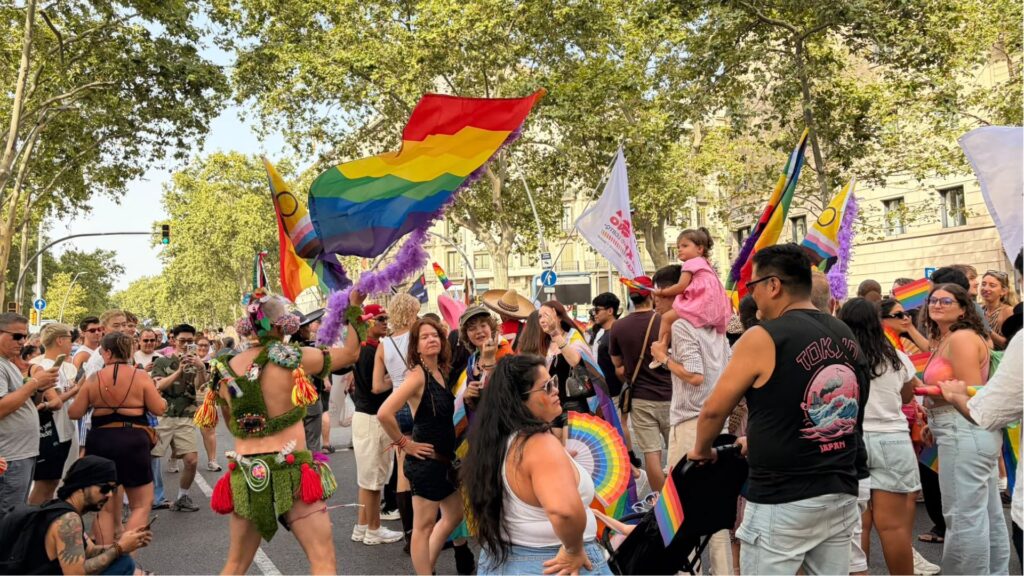 Barselona'da Rekor Katılımlı Onur Yürüyüşü: LGTBIQ+fobik Saldırılara Karşı Renkli Protesto