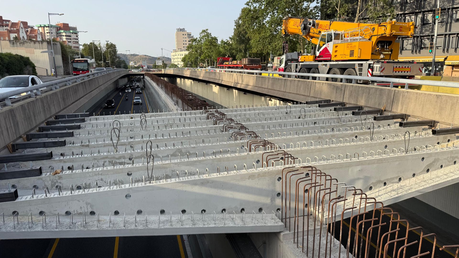 Barselona'nın Can Damarı Ronda de Dalt'ta Şeritler Açıldı: Dev Kaplama Projesi