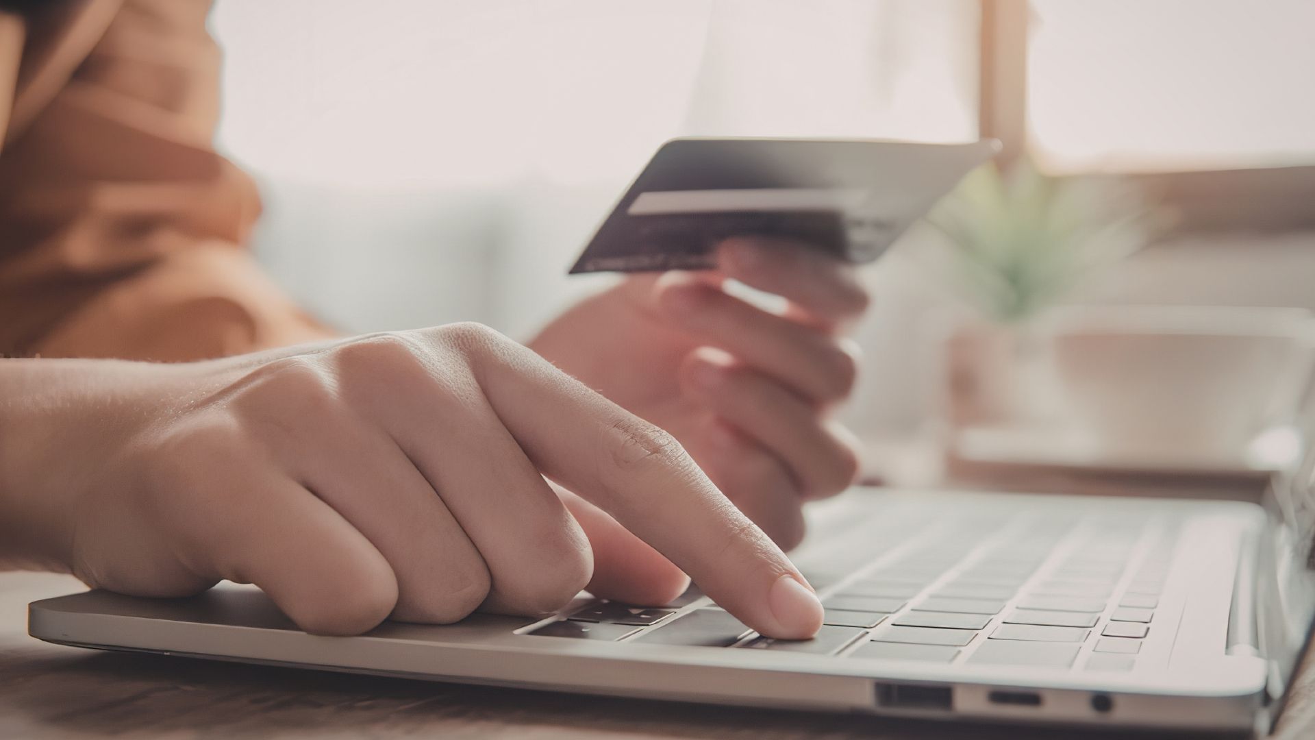 OCU'dan Online Giyim Sitelerine Ciddi Usulsüzlük Suçlaması: E-Ticarette Güven Krizi Mi?