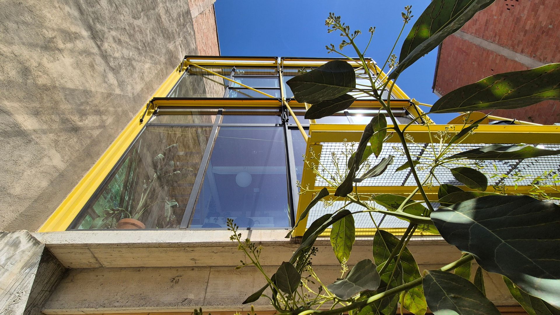 Barselona'nın Kalbinde Doğa ile İç İçe Yaşam: Casa Collumpio'nun Şeffaf Mimarisi