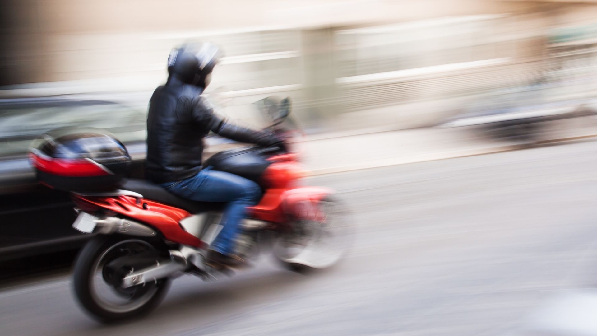 Barselona'da Akılalmaz Hız: Motosikletli Sürücü Limitlerin Üç Katına Çıktı!