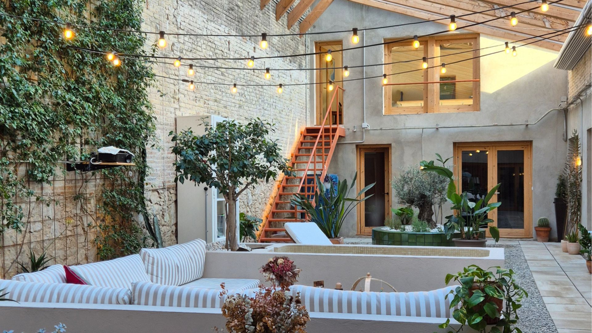 Barselona Yakınlarında Kentsel Bir Vaha: 500 m³'lük Avlusuyla "Oasis Evi"