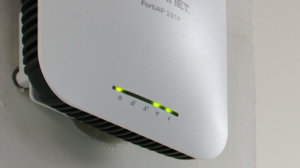 Tatilciler Dikkat! Kamusal Wi-Fi Ağları Siber Tehditler Taşıyor: Verileriniz Risk Altında