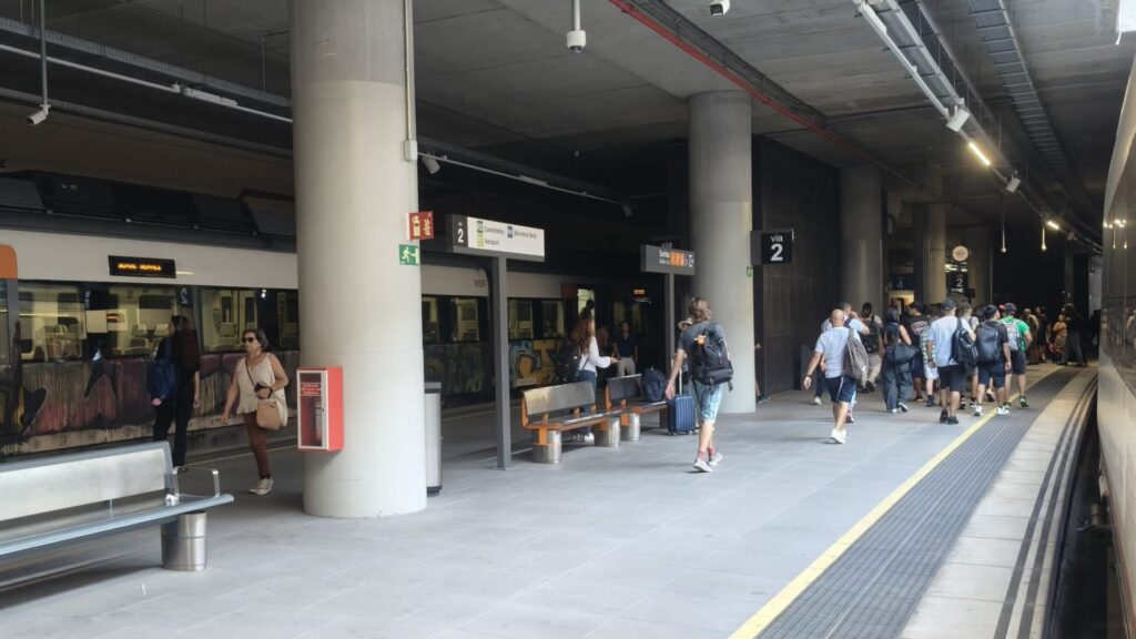 Barselona'da Tren Seferleri Kablo Hırsızlığı ve Grev Gölgesinde: Mağdur Yolcular