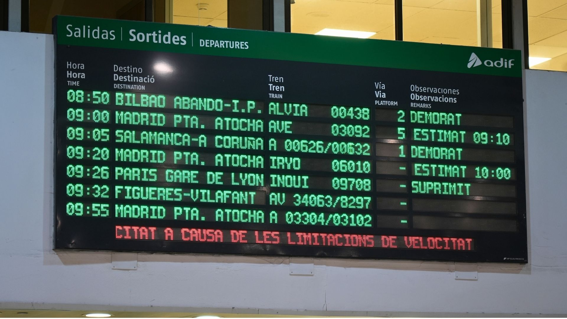 Barselona-Girona Yüksek Hızlı Tren Hattı'nda Elektrik Kesintisi: Seferler Durdu!